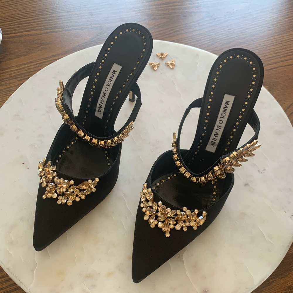 Manolo Blahnik Lurum heels in black satin and gold crystals. Size IT 40.